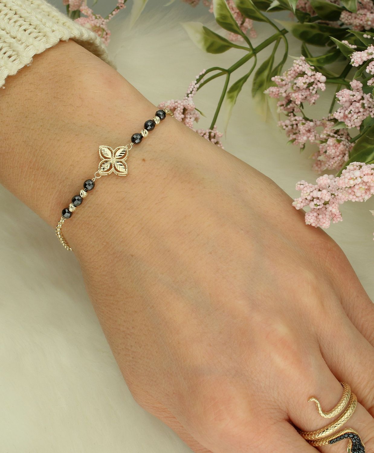 Bransoletka złota czarne cyrkonie próba 585, BR 7931 585 Złota bransoletka wykonana z 14 karatowego żółtego złota. Bransoletka to idealny pomysł na prezent. Złota bransoletka z ozdobnym grawerowanym kwiatkiem, wyk (2).jpg